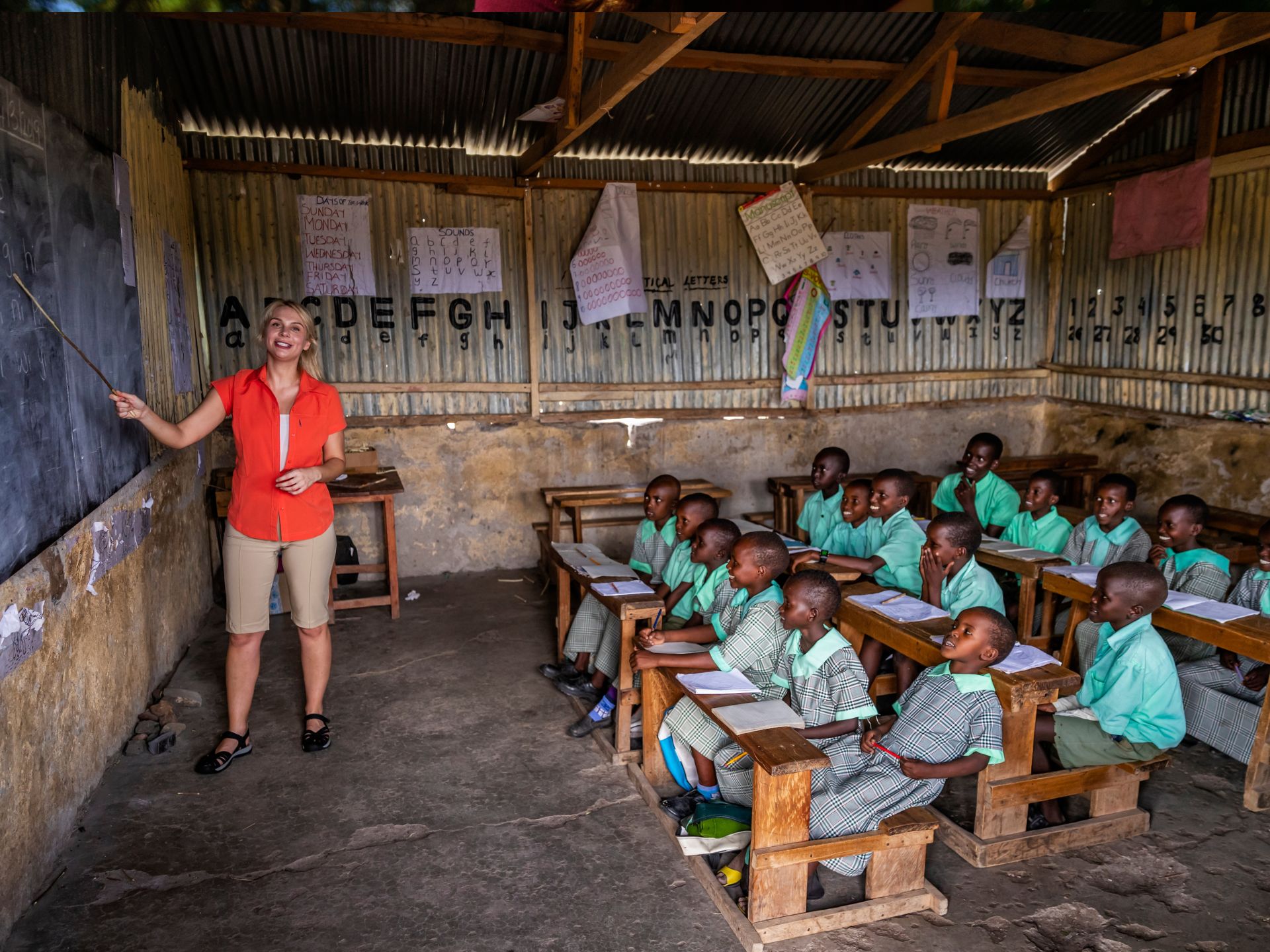 Voluntärin unterrichtet in einer Schule in Kenia