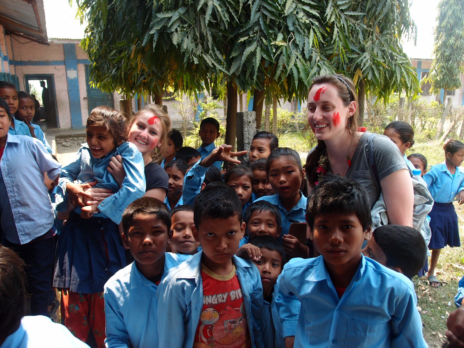 Volunteers zusammen mit einheimischen Kindern in Nepal