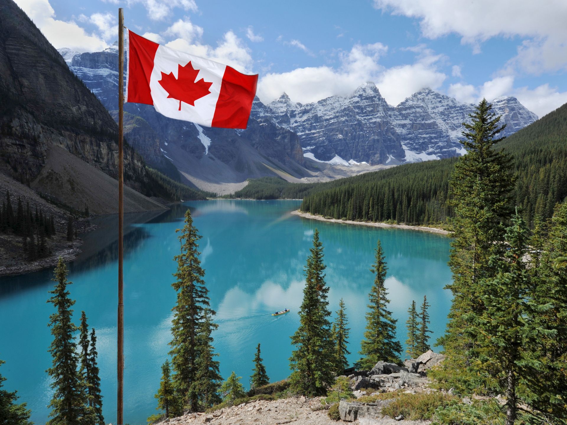 Die kanadische Flagge in den Rocky Mountains aufgestellt