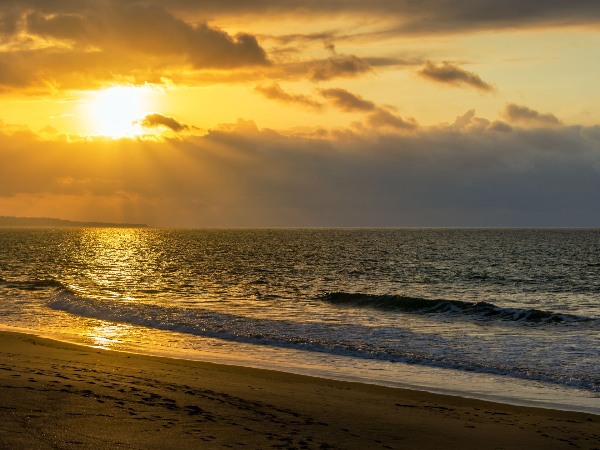 ein toller Sonnenuntergang am Strand von Ecuador