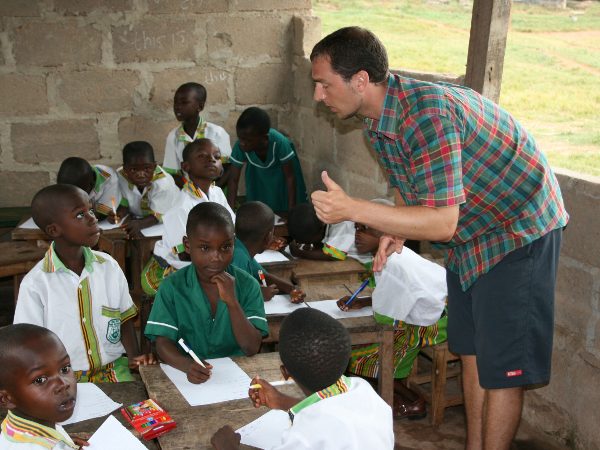 Voluntär mit Schulkindern in einer Schule in Kenia